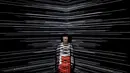 Salah satu pengunjung berfoto disalah satu sudut instalasi “Infinity Room” dalam pameran Today Art Museum di Beijing, Rabu (9/8). Museum ini bebas waktu kunjungan pada hari Sabtu pertama di setiap bulannya. (AP/Andy Wong)