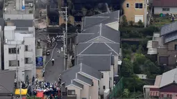 Asap mengepul saat kebakaran melanda studio animasi Kyoto Animation di Kyoto, Jepang, Kamis (18/7/2019). Stasiun televisi NHK melapor, seorang pria yang menuangkan bensin ke sekitar gedung animasi telah ditahan. (Kyodo News via AP)
