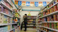 Pengunjung berdiri melihat produk kosong di Supermarket Xuzhen, Shanghai, Tiongkok, (13/4).Supermarket  ini merupakan proyek seni konseptual yang pertama kali dibawa ke sebuah lingkungan nyata. (Reuters/Stringer)