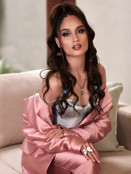 Kembali ke palet pastel namun tetap mencolok dengan material satin atau silk yang shining dan shimmering. [@claurakiehl]