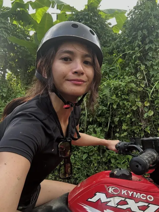Liburan di Bali, Acha pun mencoba ATV. Ia tampil mengenakan t shirt hitam senada dengan helm nya. Wajahnya pun terlihat bare face.