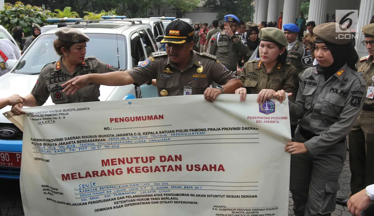 Srikandi Satpol PP membawa spanduk di halaman Pendopo Balai Kota, Jakarta, Kamis (19/4). Sebanyak 60 srikandi Satpol PP dikerahkan untuk menutup diskotek Exotic dan Sense Karaoke. (Liputan6.com/Arya Manggala)
