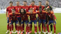 Para pemain starting XI Timnas Spanyol berfoto bersama jelang menghadapi Timnas Inggris pada laga final Euro 2024 di Olympiastadion, Berlin, Jerman, Minggu (14/7/2024). (AP Photo/Frank Augstein)