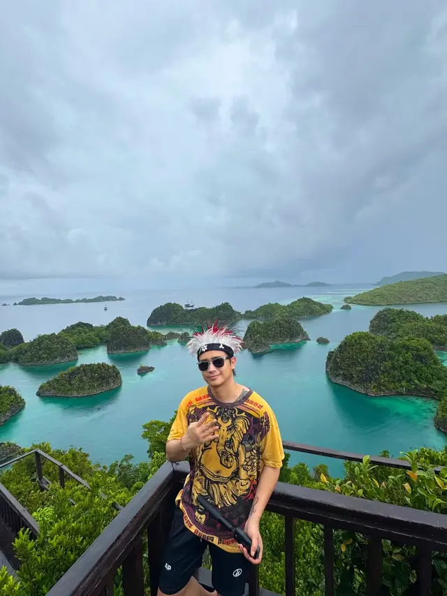6 Potret Liburan Ajun Perwira dan Jennifer Ipel di Raja Ampat, Tampil Mesra