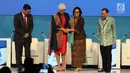 Direktur Pelaksana IMF Christine Lagarde (kedua kiri) bersalaman dengan Menkeu Sri Mulyani (kedua kanan) saat pembukaan High - Level International Conference di Jakarta, Selasa (27/2). (Liputan6.com/JohanTallo)