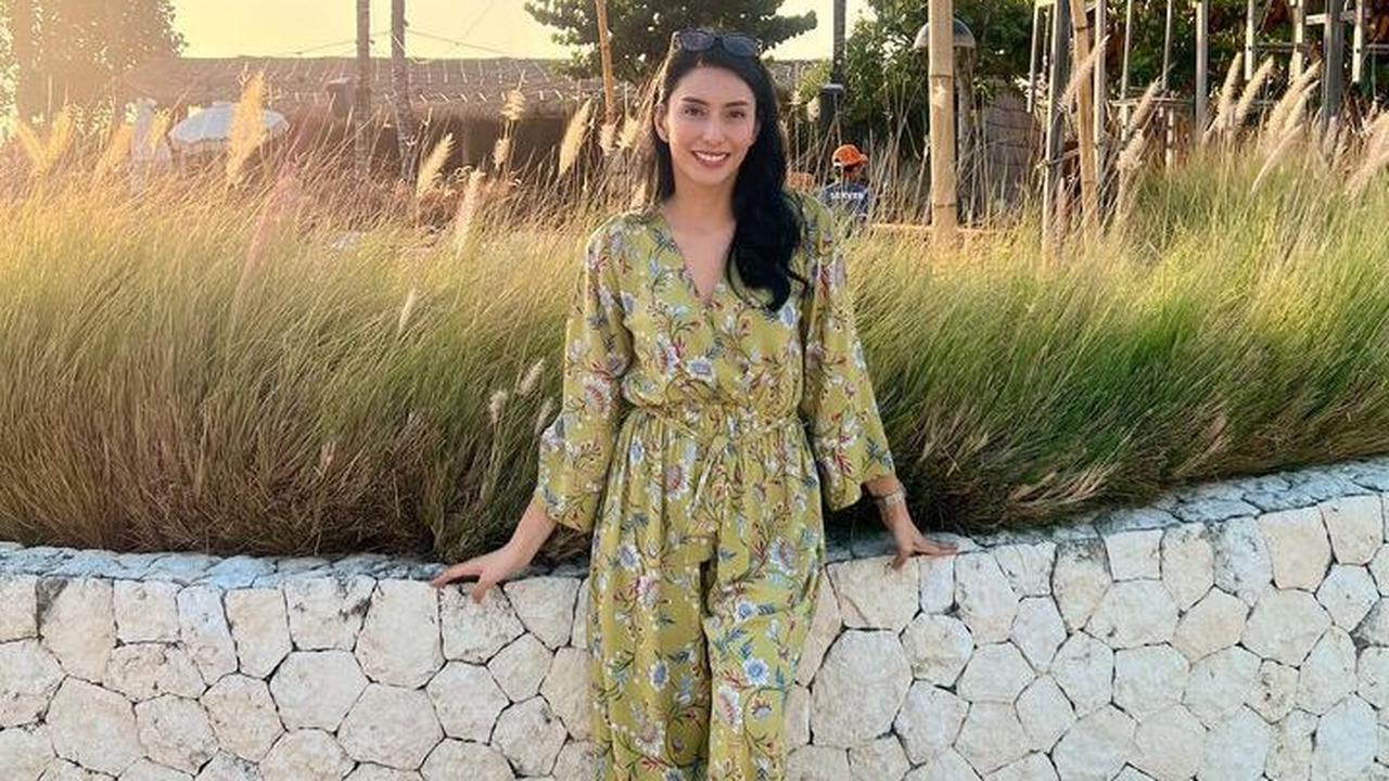 Penampilan Tyas Mirasih di Bali langsung mencuri perhatian netizen. Potretnya dipuji begitu cantik.<br>