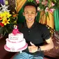 Selain mahir menunggang kuda besi, freestyler Blora Muhammad Wawan Supriyanto, ternyata juga ahli membuat kue ulang tahun. (Liputan6.com/ Ahmad Adirin)