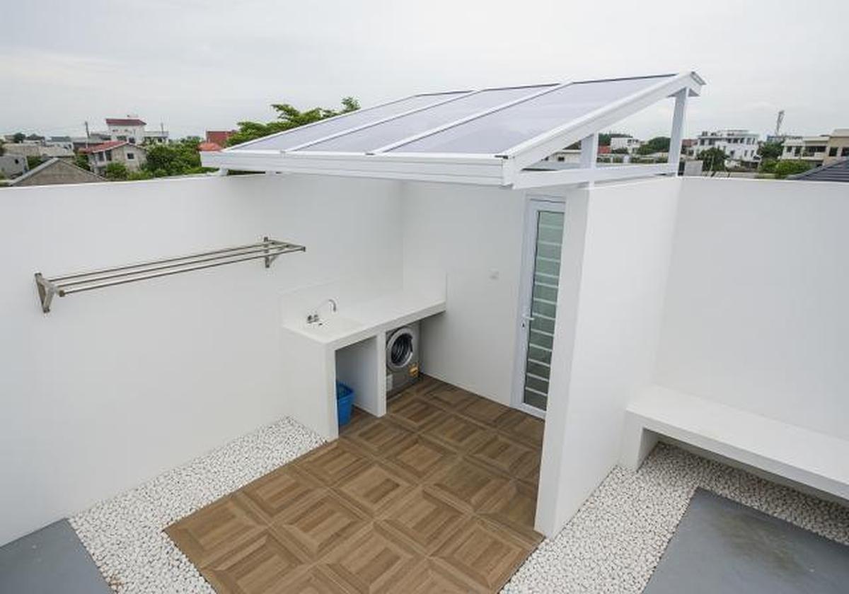 6 Desain Rumah Sederhana di Desa Tapi Punya Rooftop Buat Jemur dan Santai Sore