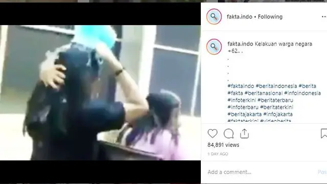 Bawa Ember, Dua Wanita Nekat Mandi Sambil Naik Motor