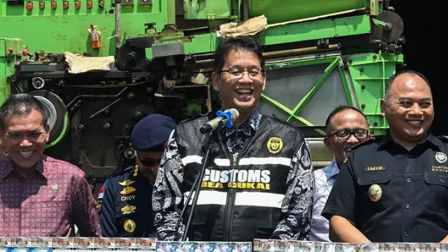 Gaya Berbatik Menteri Keuangan Purbaya Yudhi Sadewa di Berbagai Kegiatan Kementerian