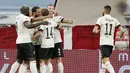 Para pemain Belgia merayakan gol yang dicetak oleh Jason Denayer ke gawang Denmark pada laga UEFA Nations League di Stadion Parken, Minggu (6/9/2020). Belgia menang 2-0 atas Denmark. (Liselotte Sabroe/Ritzau Scanpix via AP)