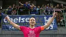 John Terry dan Alessandro Nesta pun sempat melayani permintaan swawoto para fans. (Bola.com/Bagaskara Lazuardi)