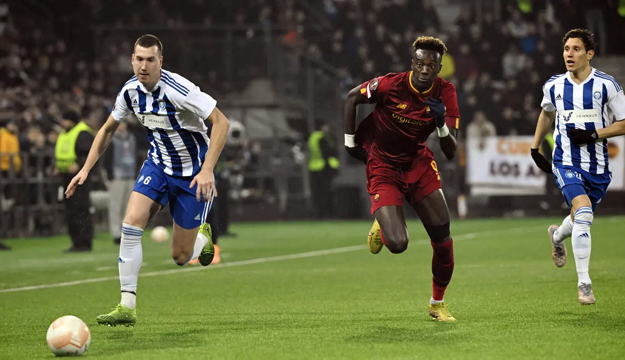Pemain HJK Helsinki Aapo Halme (kiri) dan David Browne mengejar bola saat melawan AS Roma pada pertandingan sepak bola Grup C Liga Europa di Helsinki, Finlandia, 27 Oktober 2022. AS Roma menang 2-1. (Emmi Korhonen/Lehtikuva/AFP)
