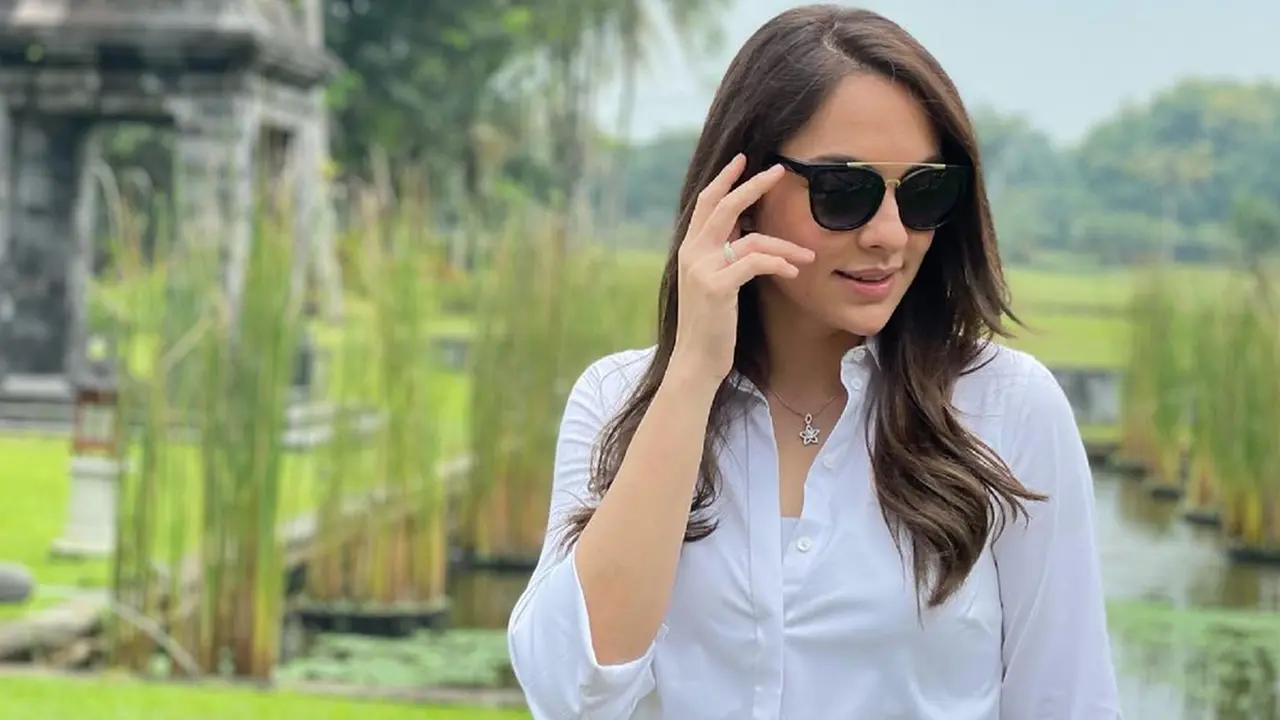 Pesona Reisa Broto Asmoro saat Pakai Kacamata, Pancarkan Aura Menawan