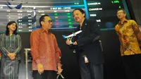 Dirut Garuda Indonesia, Arif Wibowo dan Dirut PT BEI Tito Sulistio saat pembukaan Perdagangan saham di BEI, Jakarta, Senin (13/2). Kapitalisai pasar atau market capital GI mencapai Rp 9 triliun dengan jumlah saham 25,8 miliar.(Liputan6.com/Angga Yuniar)