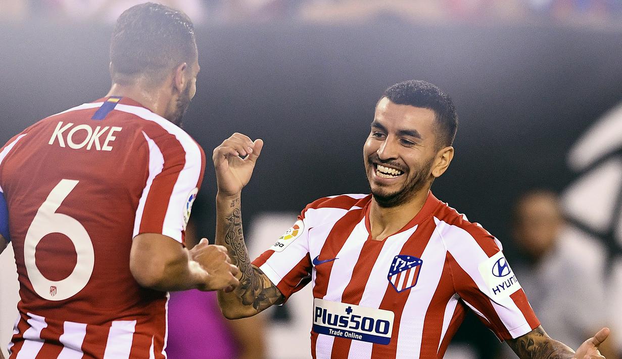 Penyerang Atletico Madrid, Angel Correa (kanan) berselebrasi dengan rekannya Koke usai mencetak gol ke gawang Real Madrid pada laga International Champions Cup 2019 di Arena Stadium Metlife, New Jersey (27/7/2019). (AFP Photo/Johannes Eisele)