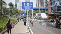 Papan penunjuk untuk mempermudah warga berpindah transportasi di kawasan integrasi transportasi Dukuh Atas, Selasa (30/4/2019). Kawasan Terintegrasi Dukuh Atas  menghubungkan empat transportasi umum di DKI Jakarta, yaitu Transjakarta, MRT, KRL, LRT, dan Kereta Bandara. (Liputan6.com/Faizal Fanani)