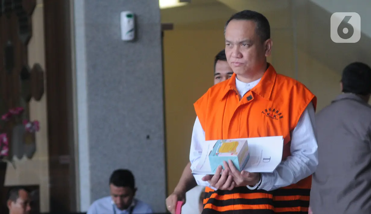 Jaksa anggota TP4D Kejaksaan Negeri Yogyakarta Eka Safitri usai menjalani pemeriksaan di Gedung KPK, Jakarta, Selasa (17/12/2019). Eka diperiksa untuk melengkapi berkas terkait kasus suap lelang proyek pada Dinas PUPKP Kota Yogyakarta TA 2019. (merdeka.com/Dwi Narwoko)