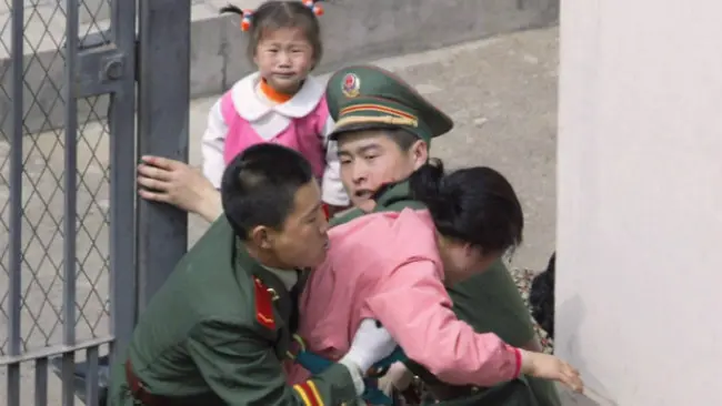 Cukup banyak wanita Korea Utara yang tidak ambil pusing soal martabat atau kehormatan di tengah bala kelaparan. (Sumber Human Traffic Watch)