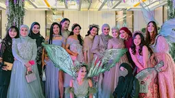 Duduk di posisi paling depan bersama Zaskia Sungkar saat sesi foto bareng Geng Cendol, Luna Maya bikin pangling karena menjelma sebagai Tinker Bell. Totalitas dari busana, makeup, hingga atribut, Luna banjir pujian. Meski rata-rata usianya anggota Geng Cendol sudah menginjak usia 30 – 40 tahun, namun tak dipungkiri jika pesona sederet anggota Geng Cendol tidak luntur. (Liputan6.com/IG/@tya_ariestya)