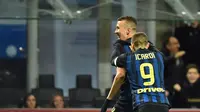 Dua pemain Inter Milan, Ivan Perisic dan Mauo Icardi (kanan) melakukan selebrasi pada laga kontra Chievo, di Stadion Giuseppe Meazza (14/1/2017). Inter Milan menuai enam kemenangan beruntun sejak ditangani Stefano Pioli.  (AFP/Giuseppe Cacace)