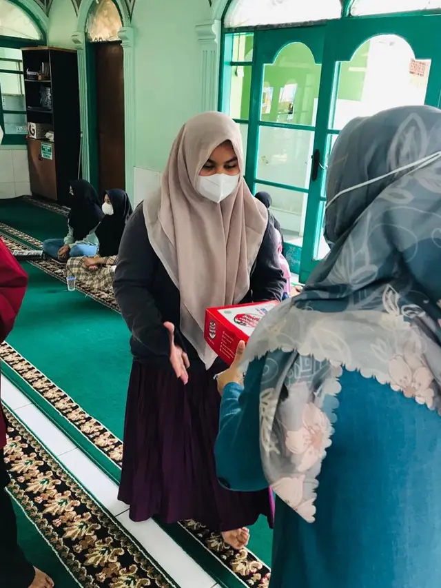 7 Potret Ikke Nurjanah Ziarah Ke Makam Ayah Usai 7 Hari Pamakaman