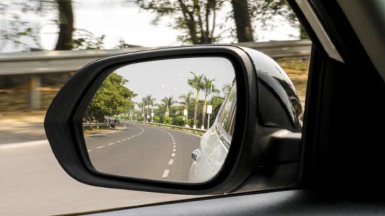 Kaca spion mobil (Carwale.com)