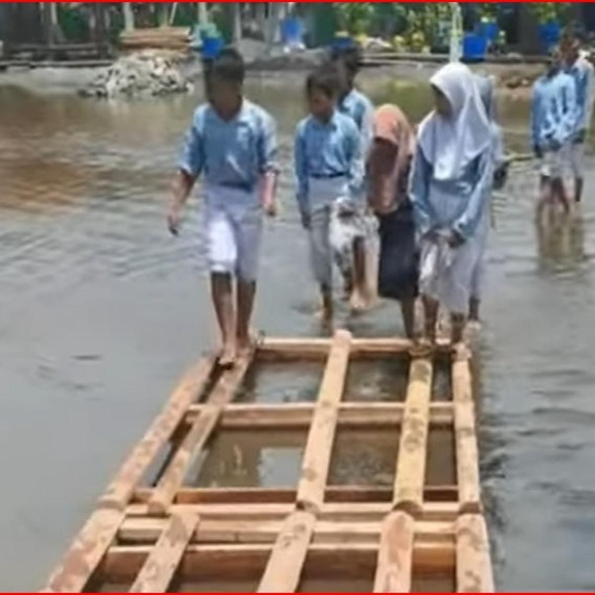 Banjir rob rendam sekolah di Demak