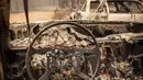 Pemandangan dari dasbor kendaraan yang terbakar terlihat selama kebakaran Dixie Fire di lingkungan Indian Falls di Plumas County, California (26/7/2021). (AFP/Robyn Beck)
