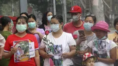 Warga membawa bunga mawar sebagai penghormatan kepada seorang guru yang tewas dalam protes kudeta militer di Yangon, Myanmar, Senin (1/3/2021).  Seorang guru perempuan tewas setelah polisi melemparkan granat setrum untuk membubarkan aksi protes yang digelar para guru di Yangon. (AP Photo)