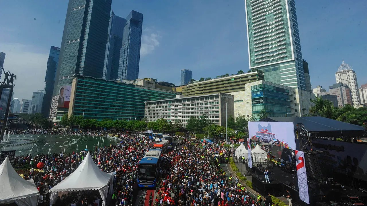 Warga Padati Panggung Pesta Rakyat di Kawasan Bundaran HI Jakarta
