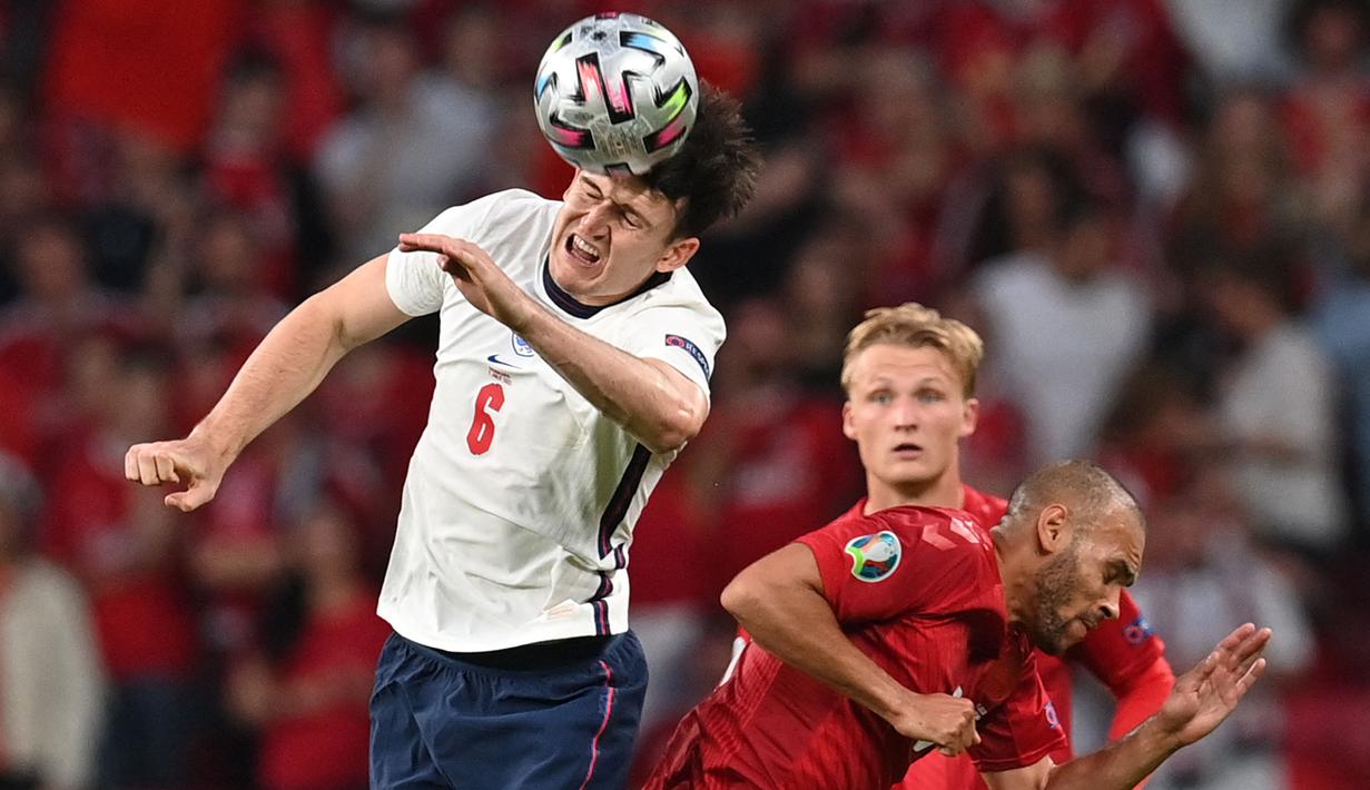 Harry Maguire merupakan kunci solidnya pertahanan Inggris di Piala Eropa 2020 bersama rekan duetnya, John Stones. Posturnya yang tinggi membuat Maguire banyak memenangkan duel-duel udara. Ia juga tercatat telah menyumbangkan gol sebanyak satu kali kepada The Three Lions. (Foto: AFP/Pool/Paul Ellis)
