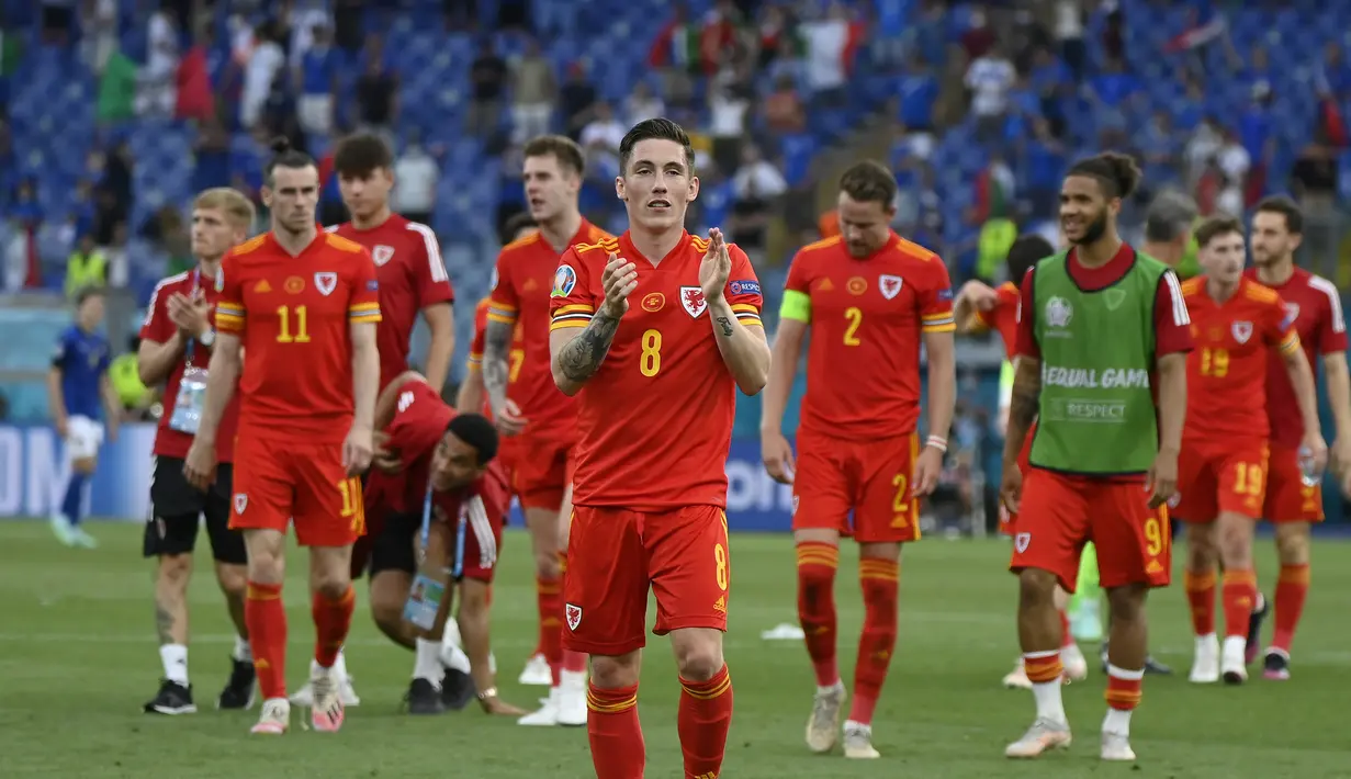 Skor tetap 1-0 untuk kemenangan Italia hingga akhir laga. Meski kalah, Wales tetap lolos sebagai runner-up mendampingi Italia ke babak 16 Besar. Wales mengoleksi 4 poin, sama seperti Swiss, namun unggul selisih gol. (Foto: AP/Pool/Riccardo Antimiani)