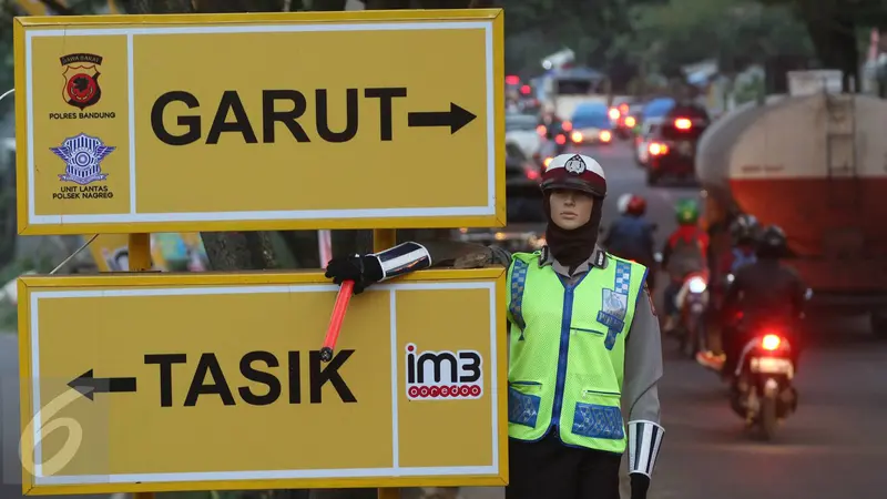 20160702-Urai Kemacetan, Polisi Berlakukan Rekayasa Lalu Lintas di Simpang Nagreg-Jabar