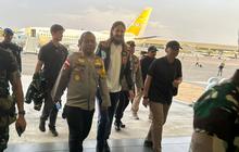Video Detik-Detik Pilot Susi Air Kapten Philip Dibebaskan KKB, Sambil Gendong Ayam Jago