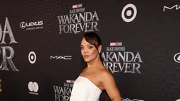 Tessa Thompson berpose saat menghadiri pemutaran perdana film Black Panther: Wakanda Forever di El Capitan Theatre di Hollywood, California pada 26 Oktober 2022. Ia menata rambutnya dengan poni ke samping. (Jesse Grant/Getty Images untuk Disney/AFP)
