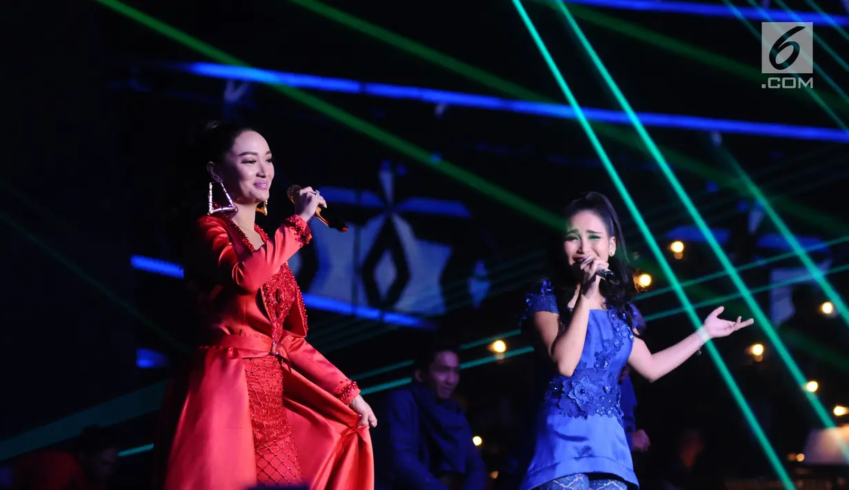 Aksi panggung pedangdut Ayu Ting-Ting dan Zaskia Gotik saat memeriahkan HUT Indosiar ke-23 di Jakarta Convention Center (JCC), Kamis (11/1). HUT Indosiar Bertema “Konser Raya 23 Tahun Indosiar Luar Biasa”. (Liputan6.com/Helmi Fithriansyah)