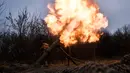 Tentara Ukraina menembakkan mortir ke arah posisi Rusia di dekat Bakhmut, wilayah Donetsk, Ukraina, 22 Desember 2022. Menurut Presiden Ukraina Volodymyr Zelensky, Rusia seharusnya mulai melakukan penarikan pasukan karena sudah menjelang Natal, yang bisa juga menjadi langkah untuk mengakhiri konflik. (AP Photo/Libkos)