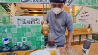 Salah seorang barista menunjukkan keahlian menyeduh kopi dengan teknik aeropress. (dok. Liputan6.com/Pramita Tristiawati)