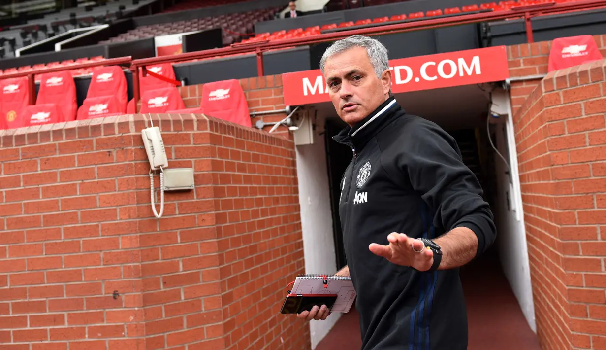 Jose Mourinho usai mengikuti sesi foto dan perknalan sebagai pelatih Manchester United di Stadion Old Trafford, Manchester, (5/7/2016). (AFP/Oli Scarff)