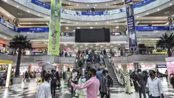 Orang-orang berbelanja di dalam pusat perbelanjaan setelah pemerintah memerintahkan untuk mencabut penguncian atau lockdown di Dhaka, Rabu (11/8/2021). Bangladesh memberlakukan lockdown paling ketat pada awal Juli ketika kasus dan kematian Covid-19 baru naik ke rekor tertinggi. (Munir Uz zaman/AFP)