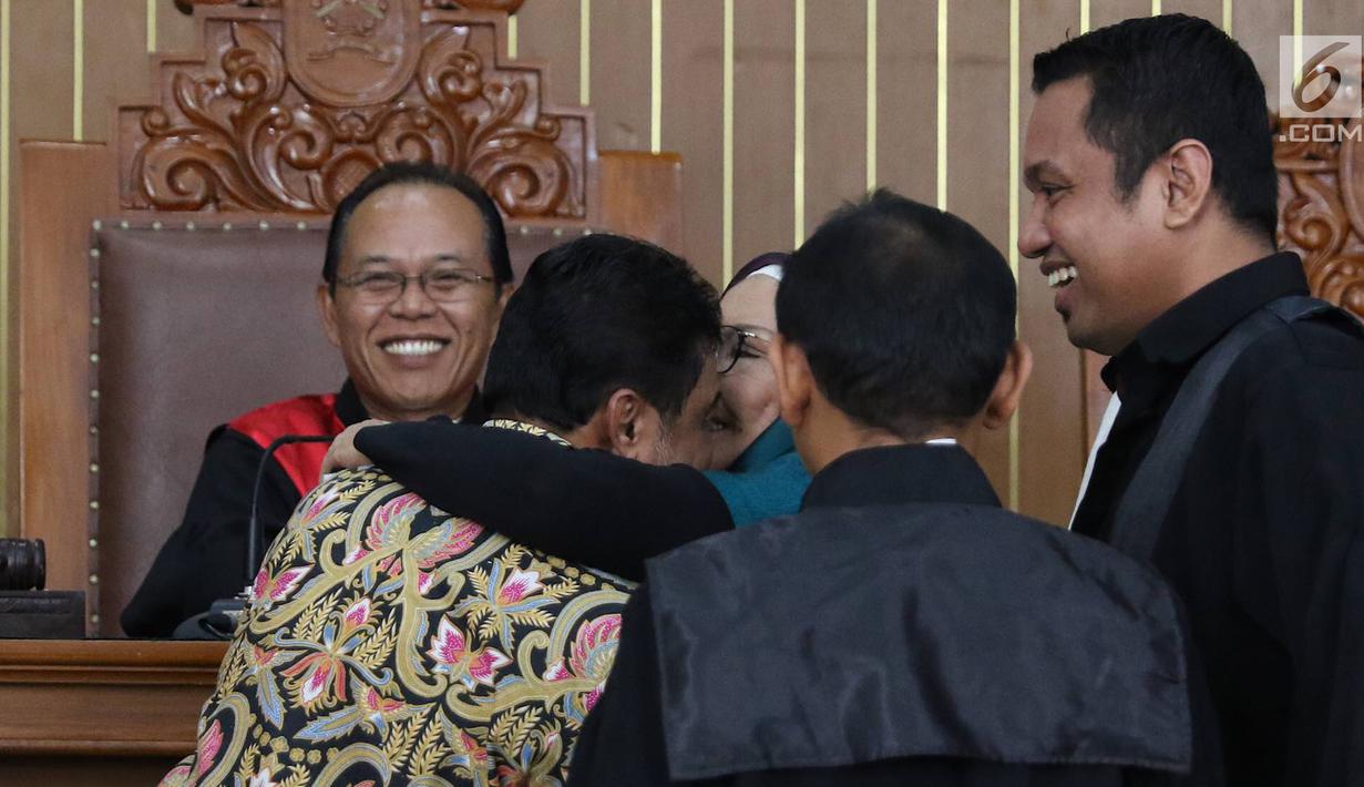 Terdakwa kasus penyebaran berita bohong atau hoaks Ratna Sarumpaet (tengah) memeluk Presiden KSPI Said Iqbal dalam sidang lanjutan di PN Jakarta Selatan, Selasa (9/4). Said Iqbal dimintai keterangan oleh jaksa mengenai aksi penganiayaan yang direkayasa Ratna Sarumpet. (Liputan6.com/ImmanuelAntonius)