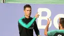 Penyerang Portugal, Cristiano Ronaldo (tengah) melakukan pemanasan dalam sesi latihan di Vilnius, Lithuania (9/9/2019). Portugal akan bertanding melawan Lithuania pada grup B Kualifikasi Euro 2020. (AFP Photo/Petras Malukas)