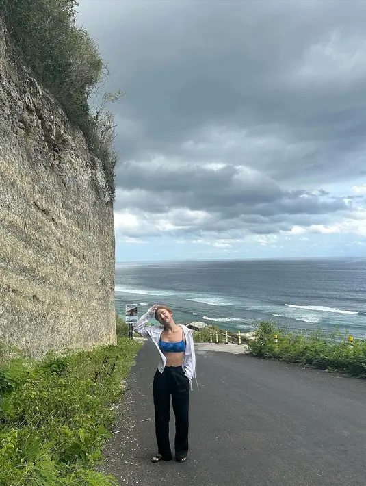 Gaya Hyoyeon dengan bikini warna biru yang dilapisi dengan kemeja putih sebagai outer dan loose pants hitam nggak kalah menarik. Udah cocok jadi anak pantai belum nih? [@hyoyeon_x_x]