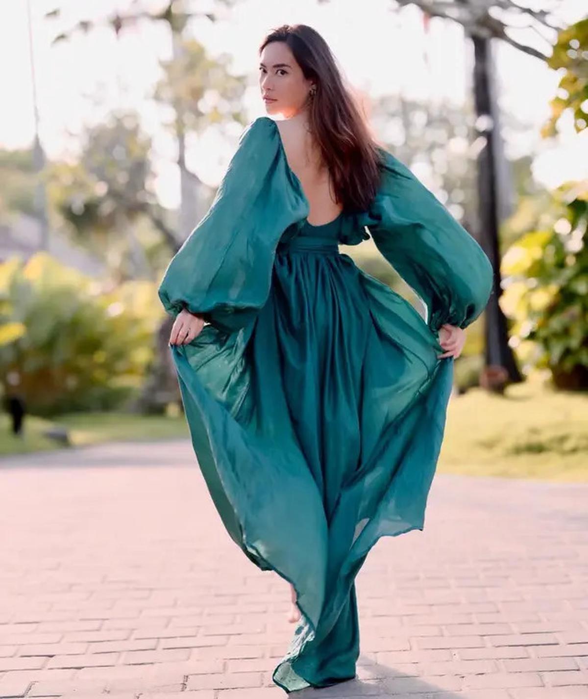 7 Inspirasi Outfit Warna Hijau Ala Elvira Devinamira, Pilihan di Cannes 2025 Curi Perhatian