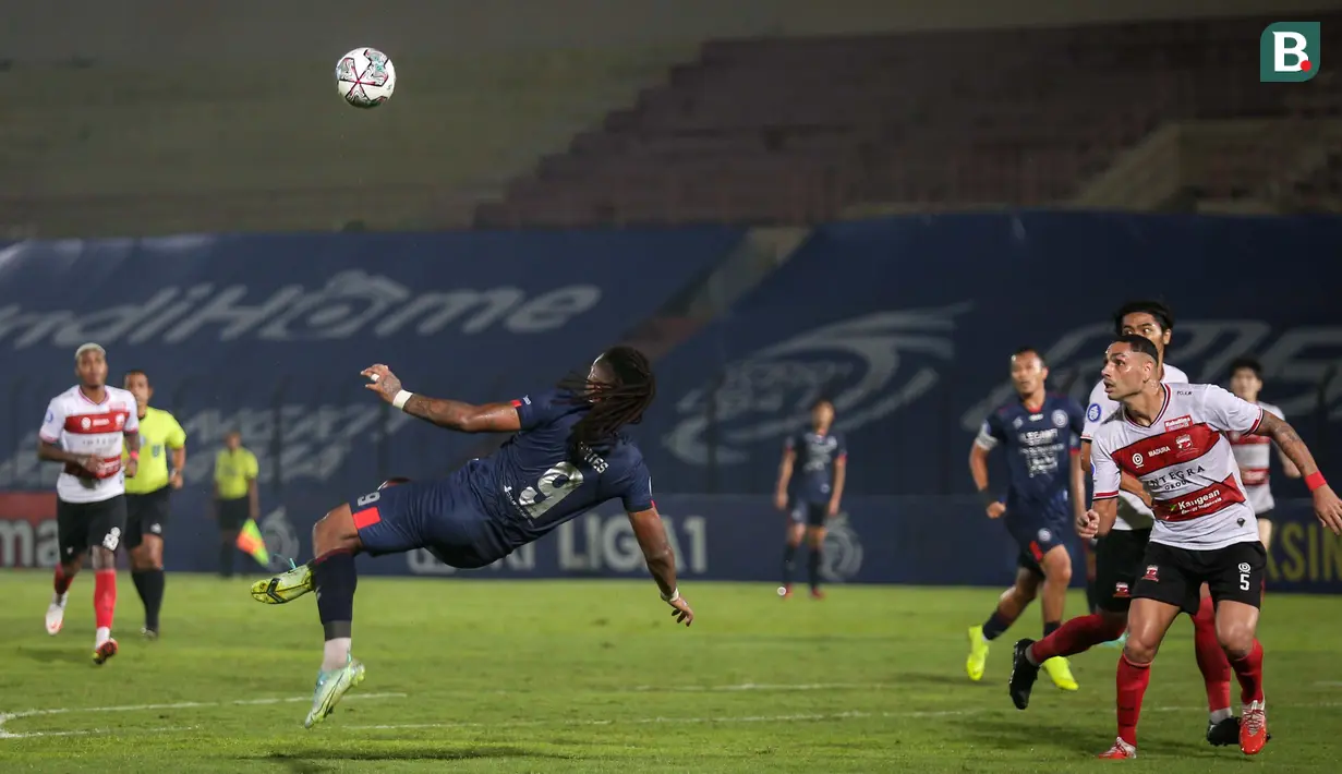 Di babak kedua, kondisi seperti berbalik. Arema lebih banyak punya peluang setelah melakukan penyegaran di lini depan. Menit 84, Fortes membuat Madura United nyaris kebobolan. (Bola.com/Bagaskara Lazuardi)