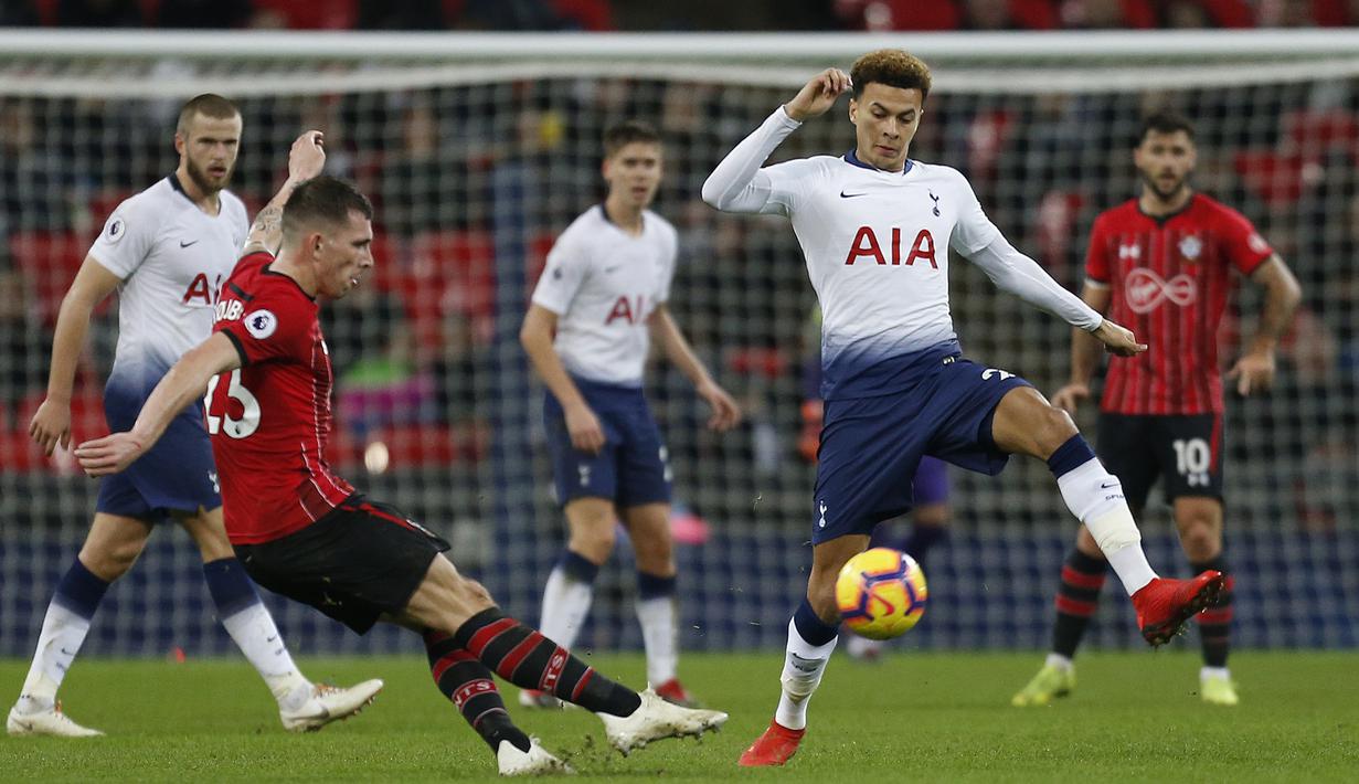 Gelandang Tottenham, Dele Alli, berusaha merebut bola saat melawan Southampton pada laga Premier League di Stadion Wembley, London, Rabu (5/12). Tottenham menang 3-1 atas Southampton. (AFP/Ian Kington)