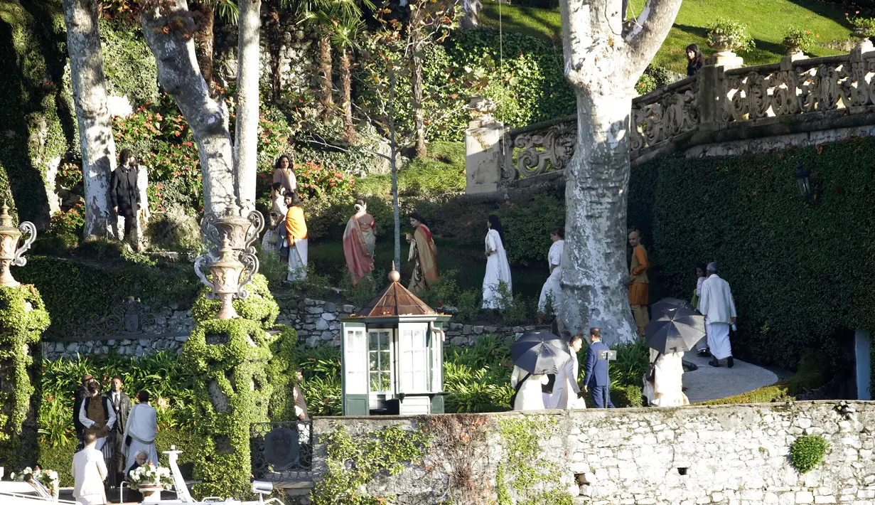 Para tamu menghadiri pernikahan bintang Bollywood India, Deepika Padukone dan Ranveer Singh di sebuah vila sekitar Danau Como, Italia, Rabu (14/11). Pernikahan Ranveer Singh dan Deepika Padukone juga dihadiri sejumlah selebriti Bollywood. (AP/Luca Bruno)