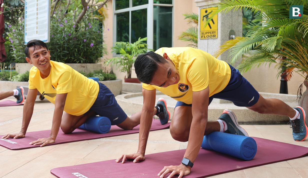 Pemain Timnas Indonesia U-22, Beckham Putra (kiri) dan Rizky Ridho melakukan sesi latihan ringan di Hotel Phnom Penh, Kamboja, Minggu (30/4/2023). Latihan tersebut dilakukan dalam rangka mengembalikan kebugaran para pemain setelah pertandingan melawan Filipina di Grup A SEA Games 2023. (Bola.com/Abdul Azis)