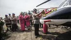 Kapolri Jenderal Tito Karnavian  dan Istri Tri Suswati menyiramkan kembang saat menyerahkan dua helikopter jenis Bell 429 IGW dari PT Multi Pasific California usai menghadiri  HUT Korpolairud ke-67, Tangerang, Selasa (5/11). (Liputan6.com/Faizal Fanani)